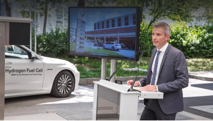 Открывал новую станцию Маттиас Клитц, глава BMW Group по экспериментальным силовым установкам.