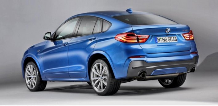 Отличительная черта версии X4 M40i — разнесенные по краям бампера патрубки выхлопной системы.