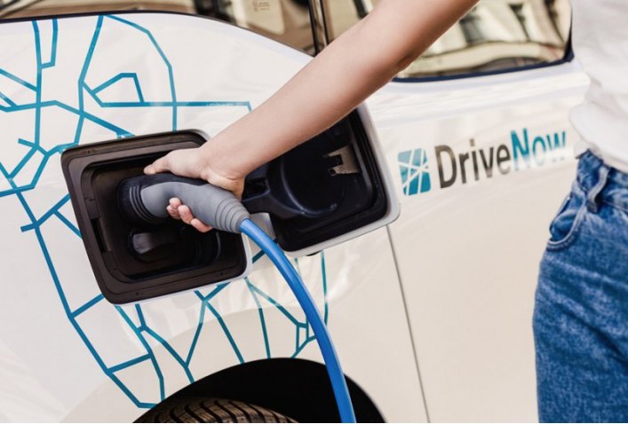 Помимо городских служб, BMW i3 используется в сети каршеринга DriveNow Berlin. Время полной зарядки…
