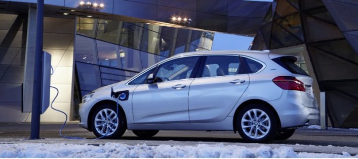 Со временем практически все BMW получат гибридные версии с зарядкой от розетки. (На фото — 225xe.)