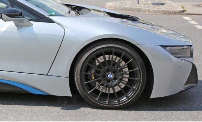 Шины Michelin Pilot Super Sport надеты на необычные колесные диски (похоже, они на дюйм больше…