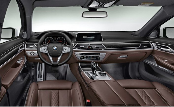 Заднеприводная «семерка» BMW 730i sDrive оснащена четырехцилиндровым бензиновым турбодвигателем…