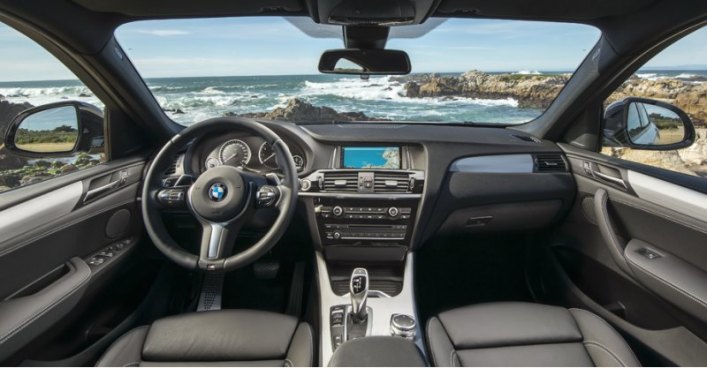 Интерьер X4 M40i отличают следующие элементы: рулевое колесо М и спортивные кресла, надпись…