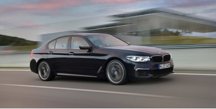 Топовый на данный момент вариант — седан M550i xDrive с «восьмеркой» 4.4 (462 л.с., 650 Н·м),…