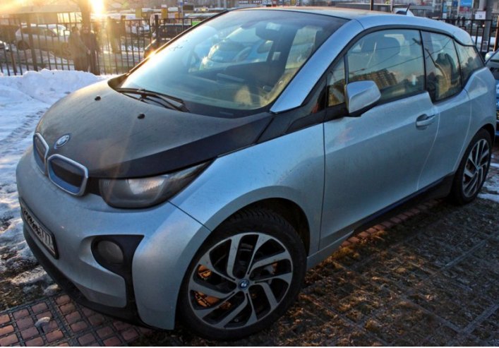 Пусть качество снимка оставляет желать лучшего, но это — реальный BMW i3 зимой в Москве. Об…
