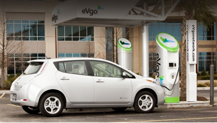 Владельцы Лифов могут найти точки EVgo с помощью приложения EZ-Charge, а в BMW нужно выбрать…