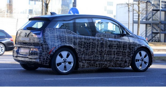 Надпись Hybrid свидетельствует, что перед нами исполнение с бортовым бензиновым генератором (Range…