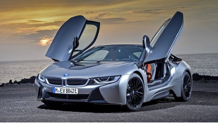 Любому BMW i8 положены кованые алюминиевые колеса с шинами размерностью 195/50 R20 спереди и 215/45…