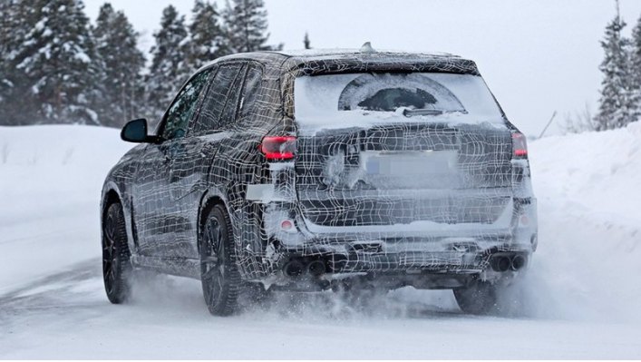 Даже если шильдик X5 M отлетит на очередной автомойке, узнать топ-версию не составит труда по…