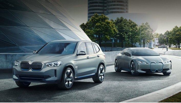 Шоу-кар BMW iX3 (слева) в серии сохранит название, а концептуальный седан BMW i Vision Dynamics…