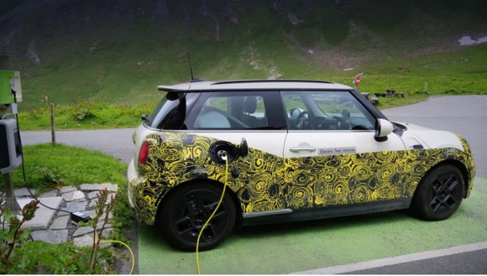 Хэтчбек Mini Cooper E на июльских снимках выглядит точно так же, как на зимних. Трёхдверке особо…