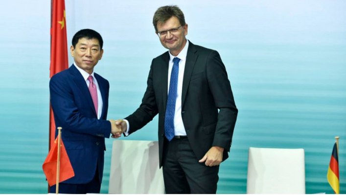 Документ подписали основатель GWM Вэй Цзяньцзюнь и член правления BMW Клаус Фрелих. Босс баварской…