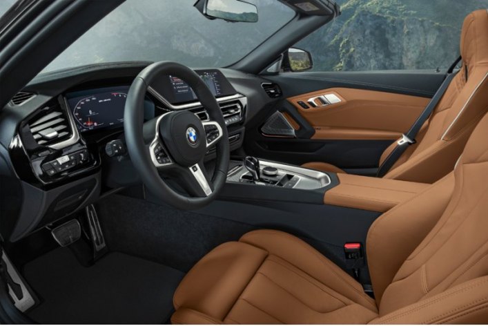 Уже в базовой версии Z4 салон кожаный, а на Z4 sDrive30i и Z4 M40i отделка выполнена из кожи…