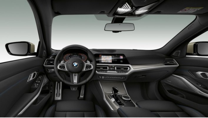 Название версии M340i написано по центру цифровой приборки, и схожий «автограф» есть на порогах у…