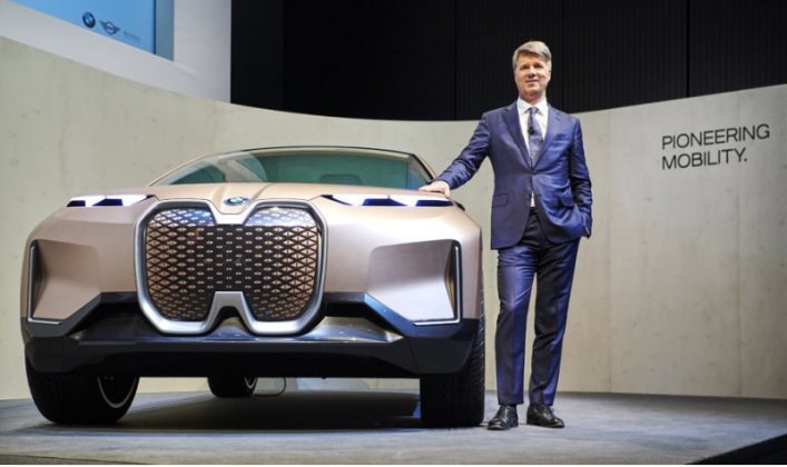 Глава BMW Харальд Крюгер позирует около концепта Vision iNext, который предвещает серийную модель…