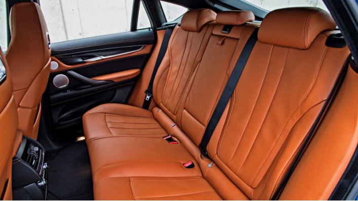 В обоих «икс-шестых» фиксаторы для креплений Isofix скрыты обивкой на застежке-молнии. Регуляторы…