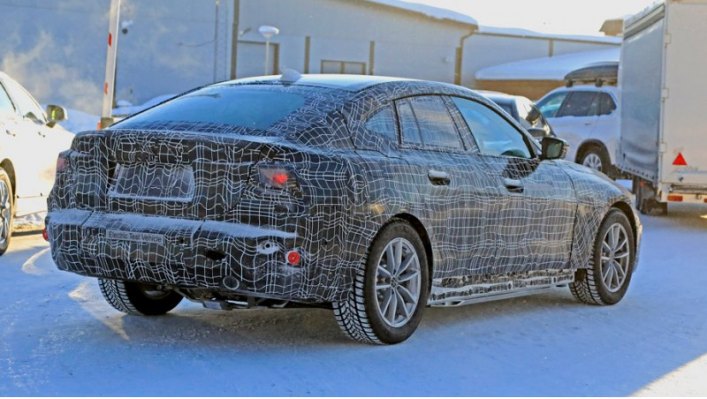 Если от концепта BMW i Vision Dynamics что-нибудь осталось, это скрывает маскировка. Кстати, автор…