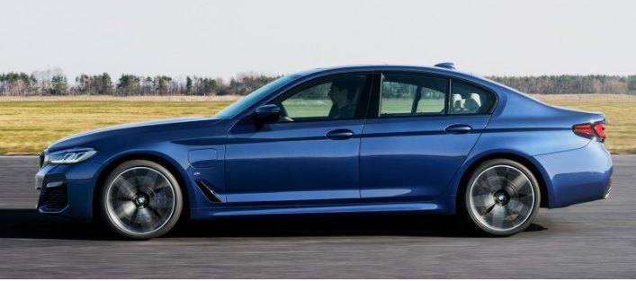 После реформы BMW 540i и 540i xDrive стали чуть слабее — трехлитровый I6 развивает 333 силы против…