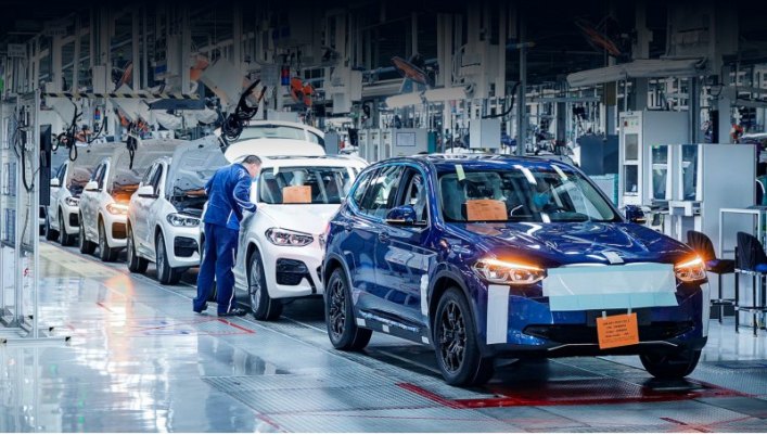 Выпуск iX3 (синий образец на снимках) будет налажен в СП BMW Brilliance Automotive в Китае, на…