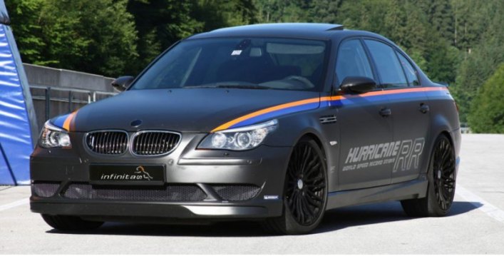 Седан M5 Hurricane RR 2010 года располагал мотором V10 5.0 с двумя приводными нагнетателями,…