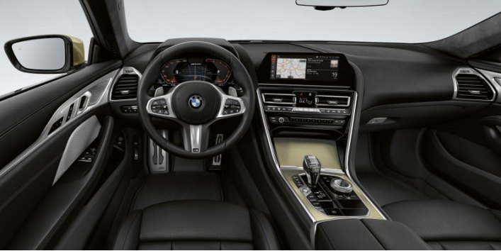 Серия снабжена расширенной черной кожаной отделкой BMW Individual Merino с вышитой надписью…