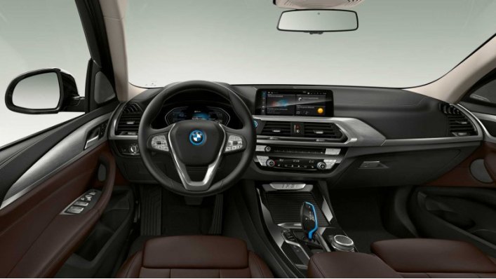 Интерьер отличается от BMW X3 только декором. Цифровая приборка известна по гибриду xDrive30e.…