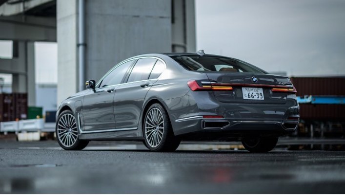В BMW официально подтвердили, что в следующем поколении «семерка» обзаведется различными вариантами…