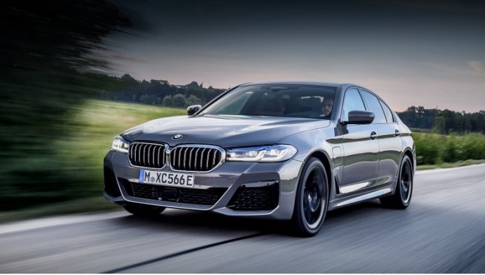 Водителю седана BMW 545e xDrive по умолчанию доступна система выбора ездовых режимов — Hybrid,…