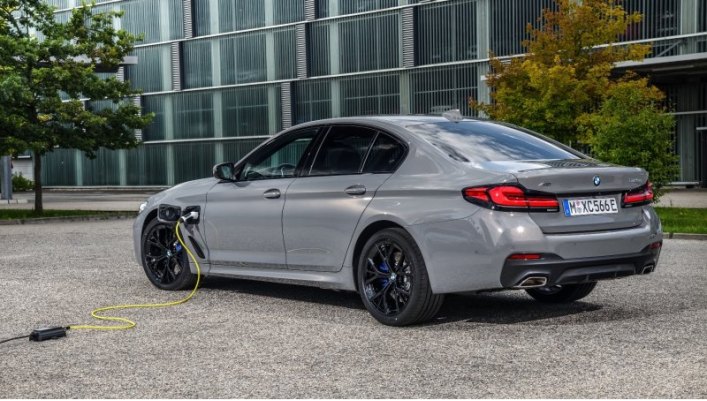 Электромотор на версии 545e xDrive обладает мощностью 80 кВт (109 л.с.) при 250 Н·м крутящего…