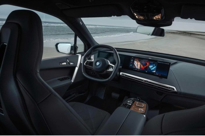 По габаритам BMW iX близок к традиционному кроссоверу BMW X5. Его длина составляет 4953 мм, ширина…