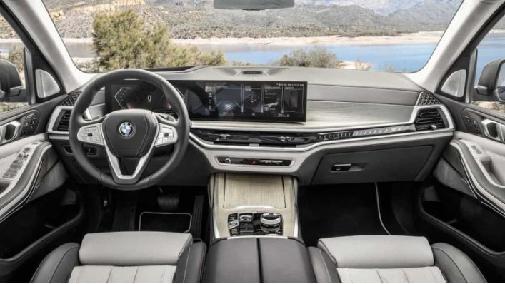 Изменения произошли и внутри кроссовера. Обновленный BMW X7 получил новомодное решение,…