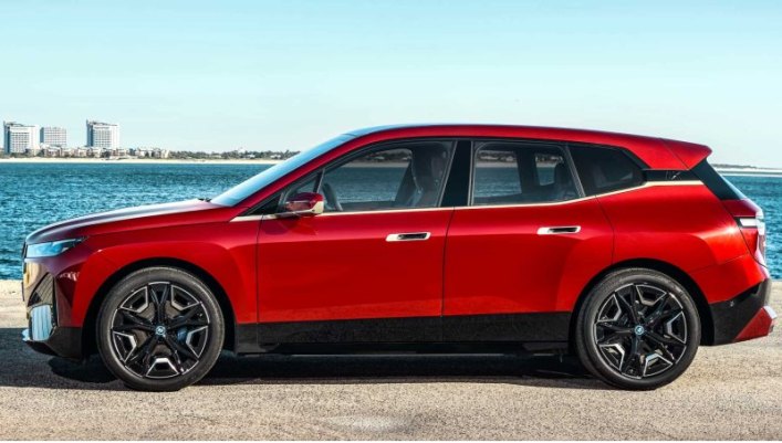 В Россию привезли необычный 5-метровый кроссовер BMW