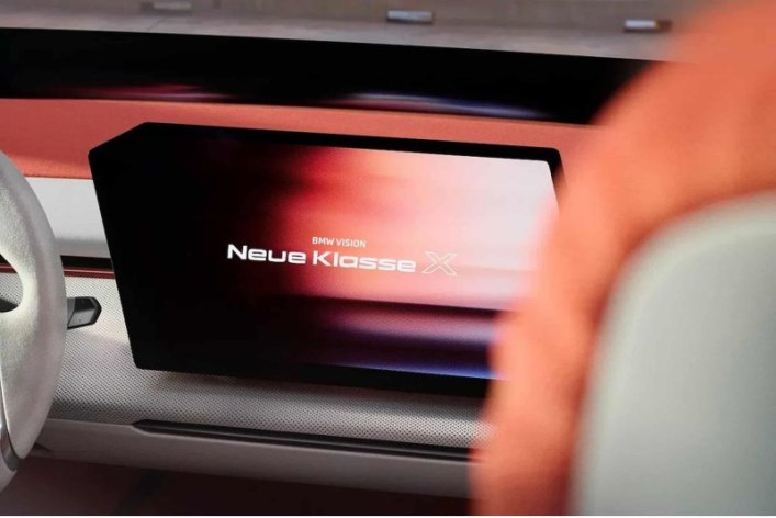 Ранее BMW показала тизер салона этой модели, который демонстрировал «парящий» пятиугольный…