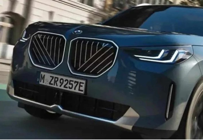 Фото нового BMW X3 слили в Сеть задолго до премьеры: его решетка радиатора уже превратилась в мемы