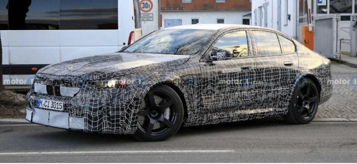 На фото запечатлено гибридное исполнение баварского седана BMW M5 2024 года