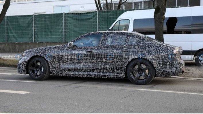 Слухи оказались правдой — BMW будет электрифицировать M5 следующего поколения. Несмотря на то, что…