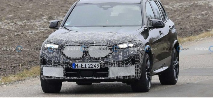 Компания BMW тестирует обновленную версию «заряженного» кроссовера X5 M