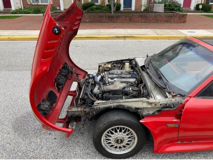Что касается желания походить на BMW Z3, то капот сразу же выдает, что перед нами Miata. Оформление…