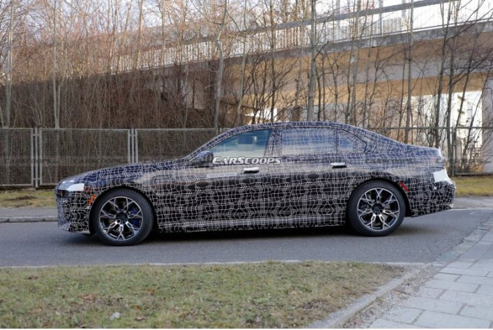 На тех же снимках было видно, что 7-Series будет оснащена новым рулевым колесом с полосами…