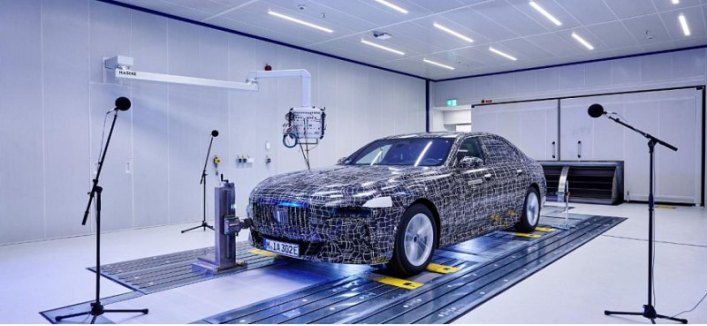 Новый электрический седан BMW i7 проходит испытания на акустические шумы