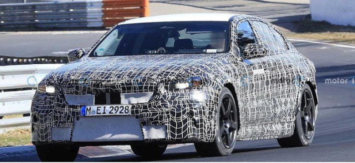На Нюрбургринге замечен «заряженный» седан BMW M5 Hybrid 2024 года
