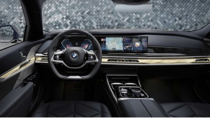 Между тем, электрический BMW i7 поставляется с двумя электродвигателями, которые вместе развивают…