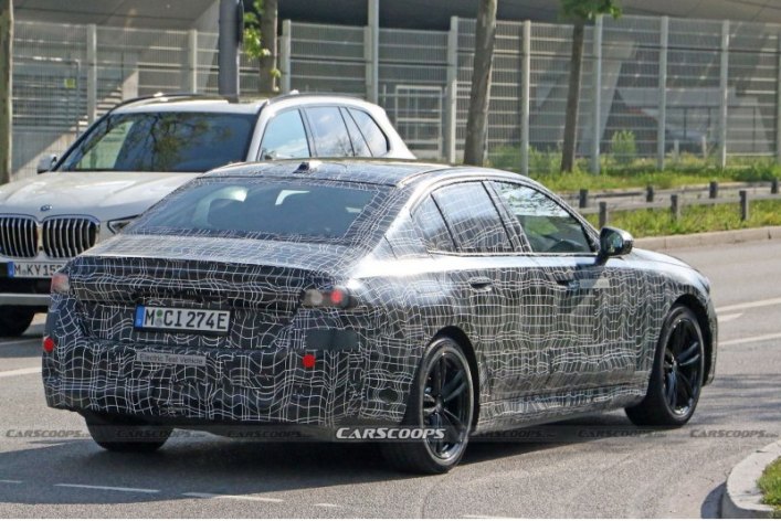 Также марка анонсировала высокопроизводительный i7 M70 xDrive с полным приводом и двумя…