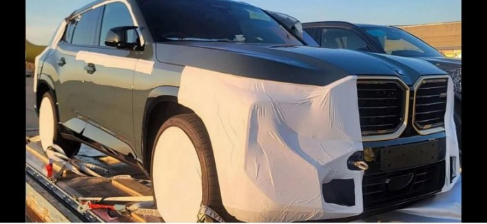 BMW XM заметили в аэропорту с меньшим количеством камуфляжа и большой решеткой радиатора