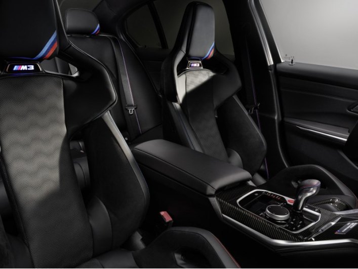 В салоне авто мы встретим надпись «Edition 50 Jahre BMW M» на дверных порогах, которая снова…