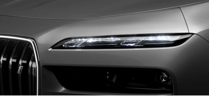 Новейший седан BMW i7 получил фары с кристаллами Swarovski