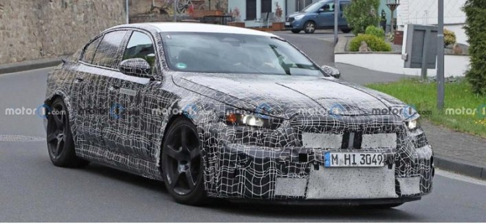 Компания BMW представит новое поколение «заряженного» M5 Touring