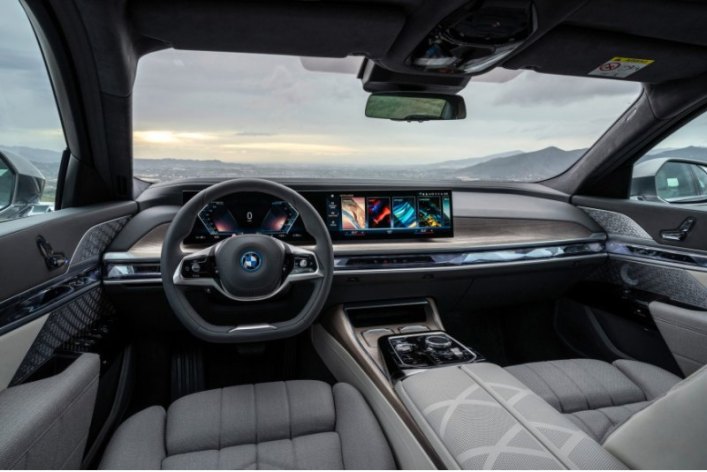 Версия i7 xDrive60 оснащен системой полного привода с двумя двигателями, которая производит…