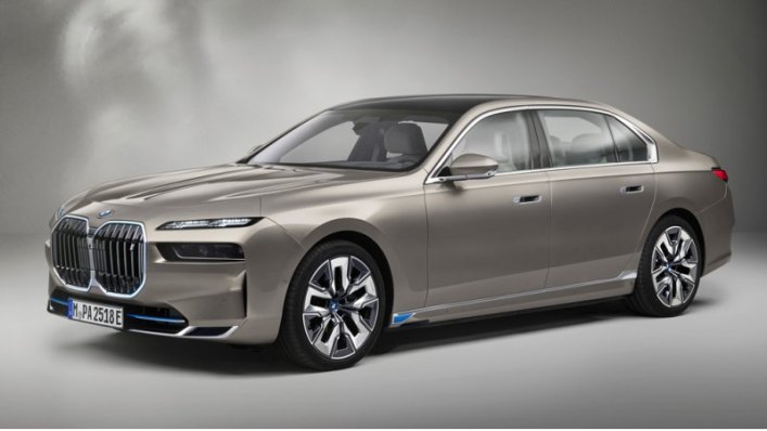 В модификации xDrive60 автомобиль уже весит 2640 килограммов. В модификации xDrive60 автомобиль уже…