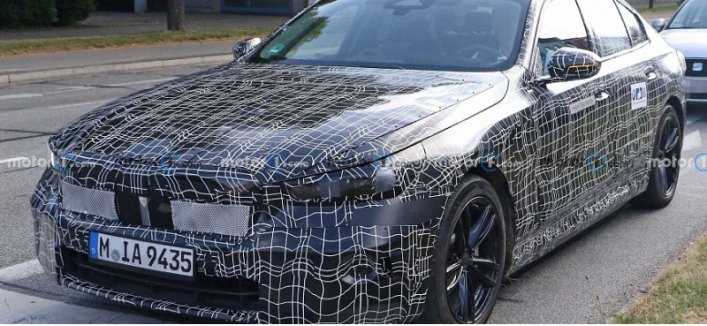 Компания BMW впервые продемонстрировала серийные фары седана BMW 5-Series 2023 года